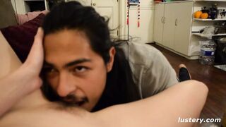 Violet teljes alárendelődés kanapén Virgilio farkán