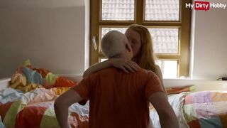 Szőke tini sikítva nyög öreg farkon punciban