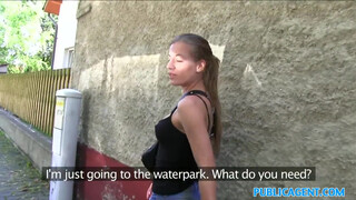 Tetkós szexi csaj lenyeli az összes forró spermát