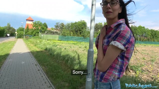 Félénk tini réten nyilvános baszás