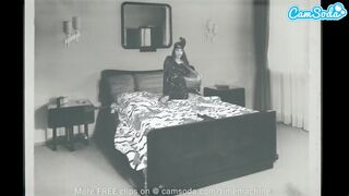 Szőrös tini tolja magába az óriás dildókat webkamerán