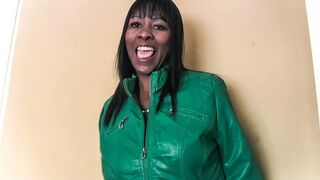 Fekete MILF csaló interjún fehér farkakkal arcra permetezve