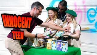 Cserkésznők punciba kapnak keményen vevőktől