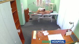 Ápolónő masszírozza szopja dugja beteg farkát