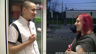 Lila hajú tini gyors szexben nyögve könyörög többért