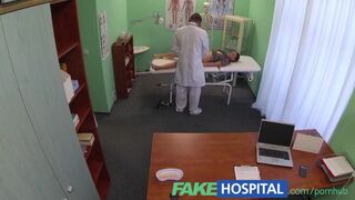 Diák lány alapos vizsgálat klinika reggeli előtt