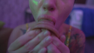 Orosz tetkós csaj mélytorkos szopás nedves ajkakkal