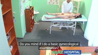 Szép tini védtelenül dugja magát klinikán tanítva