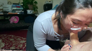 Szemüveges ázsiai mélytorkos barát szopás