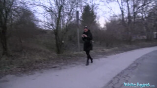 Alicia Wild nyilvánosan villantja ki feszes cicijét utcán