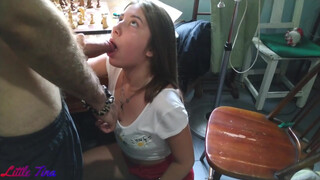 Diáklány suli helyett farkat szopogat