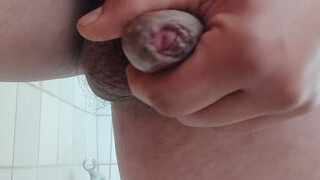 Amatőr csaj fürdés előtt veri a faszt mohón