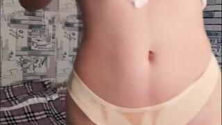 Természetes óriás mellű fiatal csaj izgi pózban