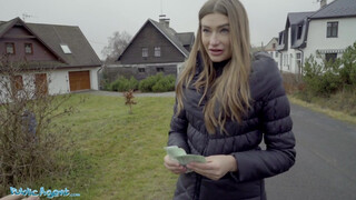 Kis mellű ribanc pénzért adja oda magát