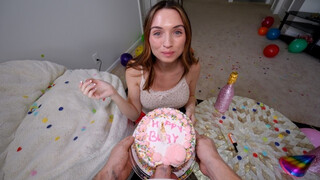 Brooke szájába kapja a tejszínhabos farkot mohón