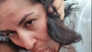 Kathalina autóban pasija farkát szopja cuppanva