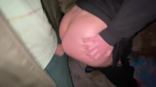 Amatőr ribanc hátulról baszva spriccelve élvez