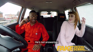 Autósuli instructor spriccel nagy feketére