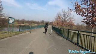 Public Agent Orosz Pincérnő Utcán Dugva