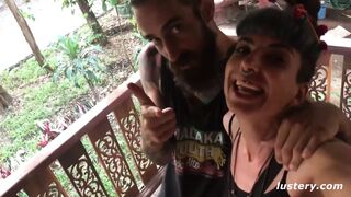 Maya dzsingelben megadja magát Edward óriás farkának