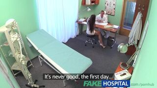 Orvos baszza dögös ápolónőt kórházi ágyban