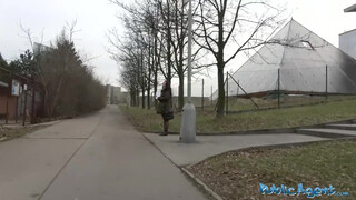 Cseh csaj sikátorban nyilvánosan baszik idegennel