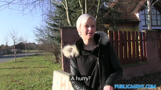 Cseh szépség kopasz puncikája nyilvános kemény dugás