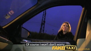 FakeTaxi sofőr elkapja a buszról lemaradt bombát