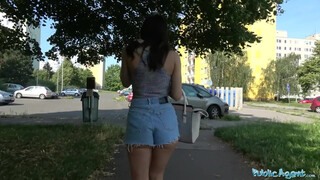 Szexi olasz testű csaj nyilvános baszásra mohó