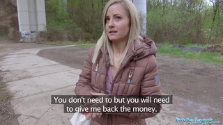 Public agent rendőr megzavarja a vad utcai baszást sikítva