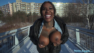 Hatalmas mellű fekete milf utcai dugásnál tombol