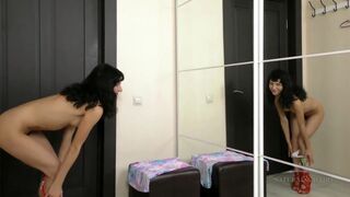 Tini szőrös punci hevesen maszturbál tükörben