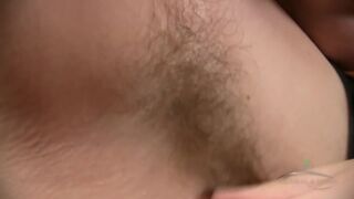 Szőrös punci szétnyitva kínálja magát