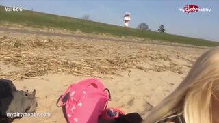 Gyönyörű leszbik ujjazzák egymást nyilvánosan vadul