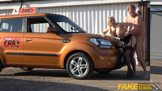 Autósiskola csaj motorháztetőn vad szexelés