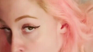 Nyálas mélytorok szopás barátnőtől extra vadul