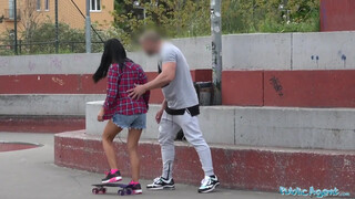 Apolonia Lapiedra barátjával utcai szex