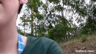 Fához kötözött ribanc mohón szopja a kemény farkot