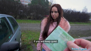 Public Agent Zeynep Rossa parkolóban felkapva dugás