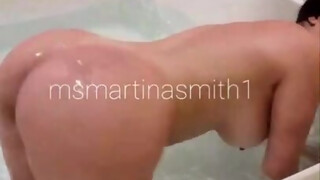 Martina Smith kádban mohón nyeli a pasija farkát