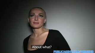 Tetkós szőke milf pénzért beadja minden lyukát