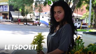 Aranyos Selena Gomez kinézetű milf latinul nyírva