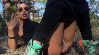 Szexi túrázó lány masztizik szabadban nedvesen