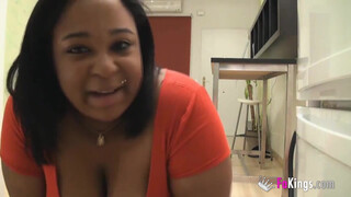 Duci fekete bombázó szomszéd dugja keményen mélyen