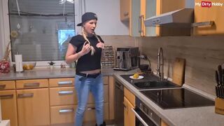 Német milf kukoricával basztja magát nedvesen