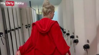 Szőke cheerleader öltöző szopás nedvesen