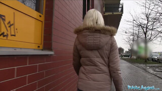 Lucy Shine pénzt szopásért kap a parkban