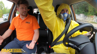 Vegyvédős csaj autós vad szexjáték