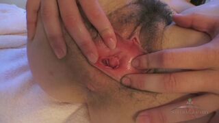 Szőrös punciba mélyen ujjazás Juliette vadul élvezve