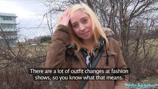 Félénk szőke csaj hatalmas farkat nyel utcai szexben